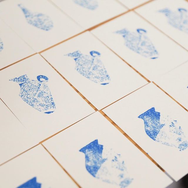 Just now, I'm making some mini print works. These works have used some technique.I posted some pieces of patterned wax paper on the fill-made wax paper.