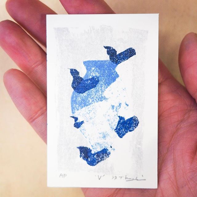'V'#peopleofprint #tomokokanzaki #printmaking #mimeograph #blueandwhite